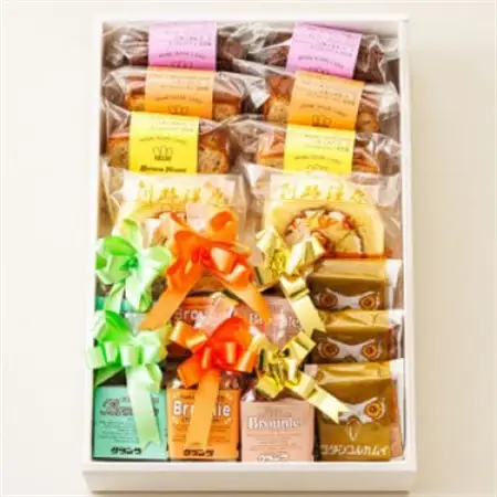 【毎月定期便】【老舗洋菓子店 クランツ】8種類のお菓子の詰め合わせセット(計17個入り)全3回【配送不可地域：離島】【4072347】