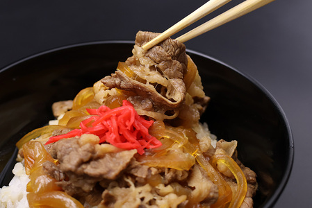 【30営業日以内配送】幸生牛 バラ切り落とし 1kg（500g×2） 肉 すきやき すき焼き 焼肉 焼き肉 牛肉 希少 山形 《幸せを運ぶ牛》　022-D-YL041
