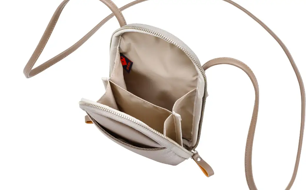 豊岡鞄 TUTUMU Pocket Leather （S4400）トープ / 木和田正昭商店 縦型 ショルダー バッグ 斜めがけ 牛皮革 レディース 大人 おしゃれ シンプル デザイン 無地 モバイルショルダー ポシェット  かばん カバン バッグ