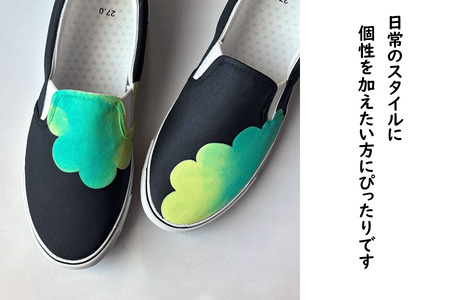 スニーカー moku-surf D 手描きスリッポン 左右非対称デザイン 雲柄 グラデーション 黒地 アシンメトリー 大人可愛い おしゃれ おすすめ レディース メンズ ユニセックス ワイズ 2E 22.0～28.0cm【受注制作】ハンドペイント カジュアルシューズ おすすめ おしゃれ 大人かわいい オリジナル 世界で一つ オリジナルデザイン