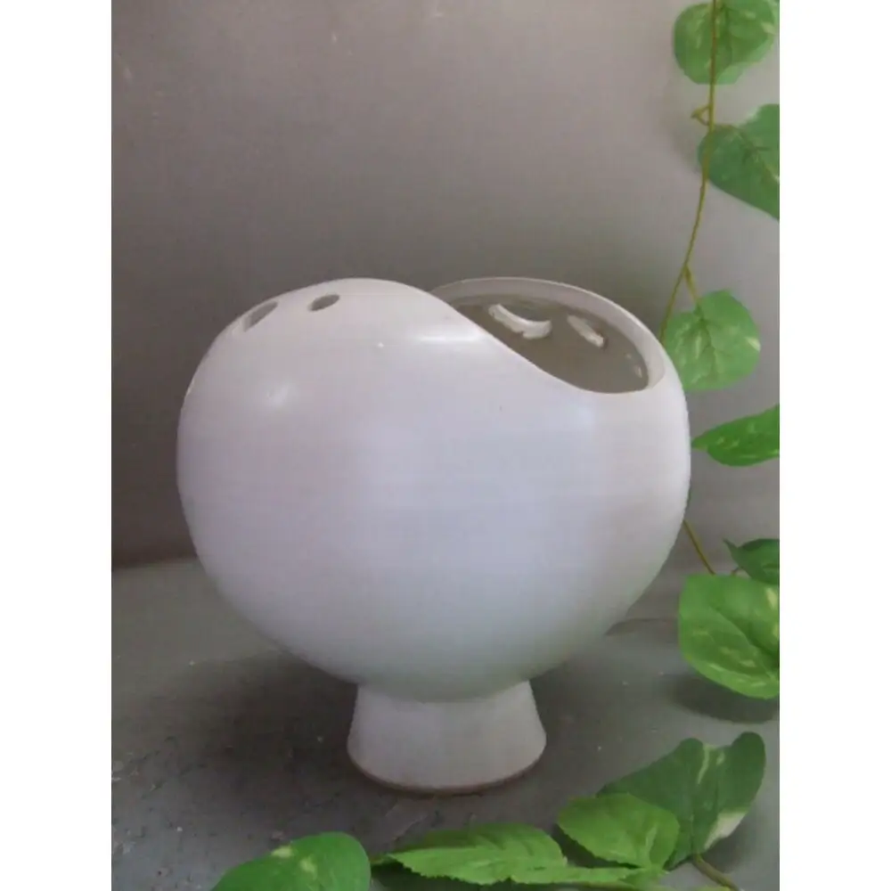 【信楽焼】白釉変形花入れ・花瓶・花器　　　nha-045