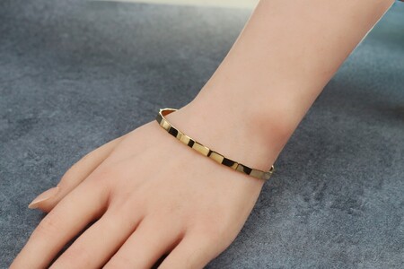 18金イエローゴールド 凹凸デザインバングル メンズサイズ 15g 個性あふれる彫刻のような美しさ / K18-B007