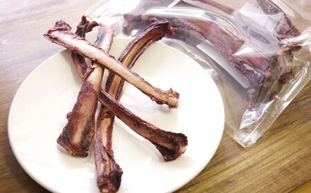 【 骨付き 鹿肉 ジャーキー 】約80g×2袋 高知県産 天然鹿肉 100％ 数量限定 鹿 シカ あばら骨 ジビエ おやつ ペットフード ドッグフード 中型犬 大型犬
