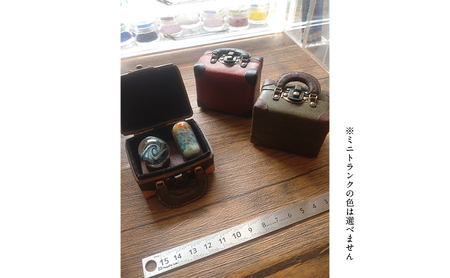 旅する絵画（タイプGM＋） とんぼ玉 2個セット (収納用ミニトランク 1個) 手作業 てのひらサイズ 小さなトランク ミニトランク 美しい コンパクト ミニチュア アート ギフト Beans Roots 東京都 大田区