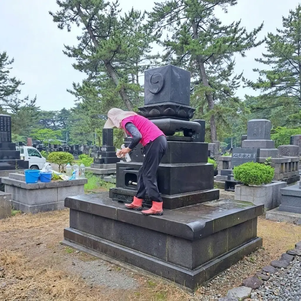 秋田県 能代市 お墓の洗浄と周辺の草取りパック　遠く離れたふるさとに帰省できない方に代わって、ご先祖様の墓地を洗浄し、草取りをします。※対象地域：能代市  お墓 洗浄 草取りお墓参り お盆 お彼岸 ご命日