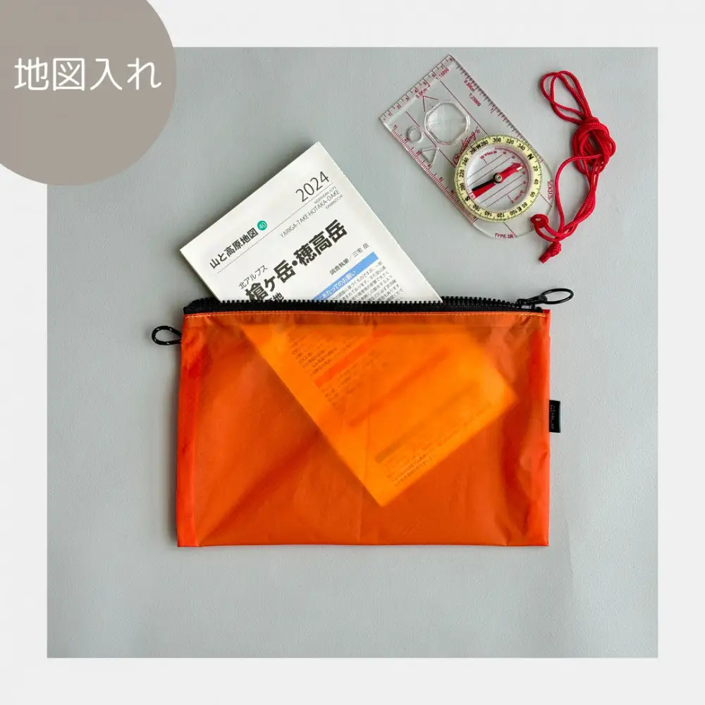 【オレンジ】A6が入るとっても軽いナイロンフラットポーチ（マチなし）旅行用や化粧品にも
