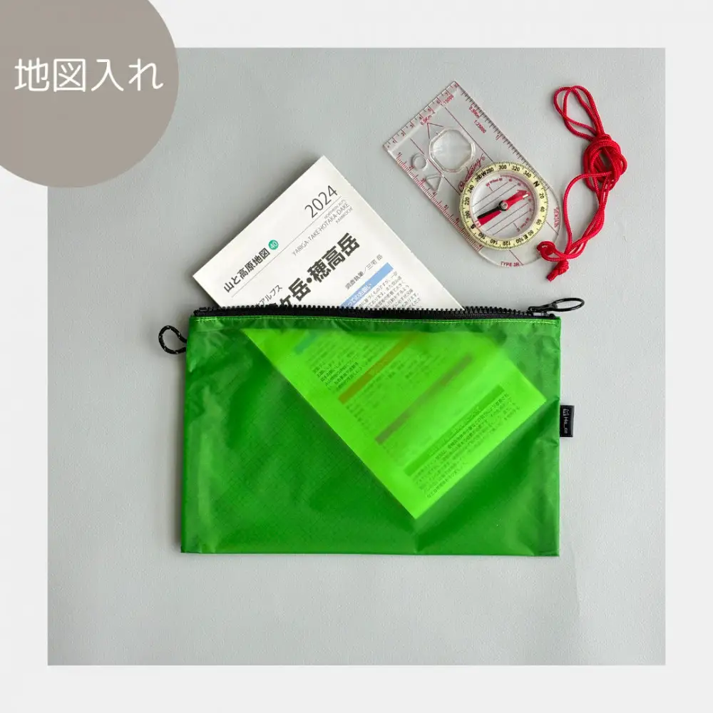 【緑】A6が入るとっても軽いナイロンフラットポーチ（マチなし）旅行用や化粧品にも