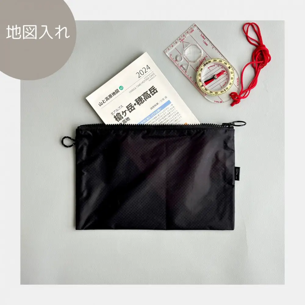 【黒】A6が入るとっても軽いナイロンフラットポーチ（マチなし）旅行用や化粧品にも