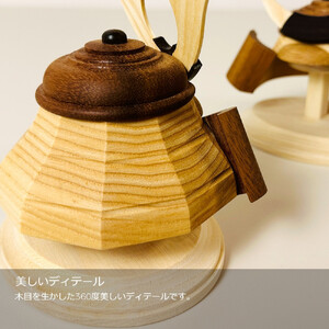 木製兜飾り 伊達鍬（だてくわ）／天然木の節句飾り〈Ricod〉