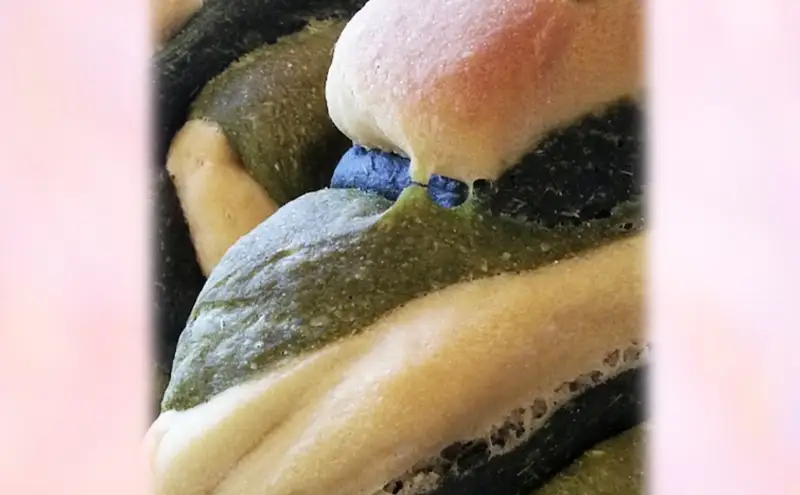 パリットフワット　クレヨン　パン 朝ご飯 ランチ おやつ 手作り 生地3種類 華やかな色 パリットフワット 文京区 東京