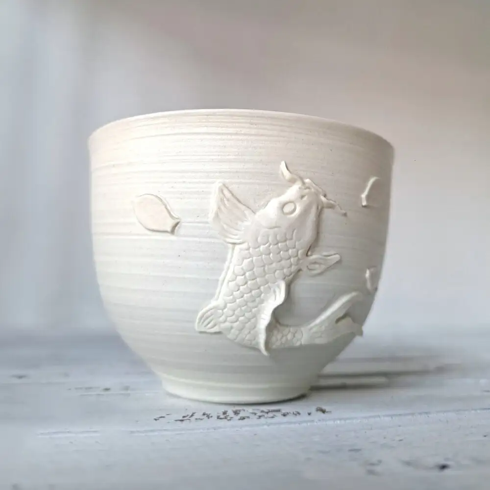 【瀬戸焼】 昇り鯉 ぐい呑 青磁 【立峰陶苑】 / 酒器 カップ ぐい呑み ギフト / 瀬戸市[BBEJ001]