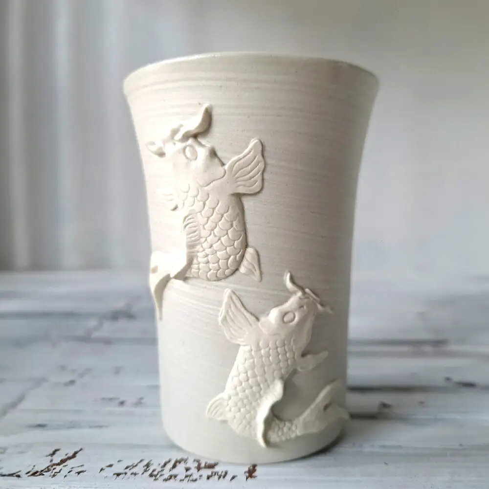 【瀬戸焼】 夫婦鯉 ぐい呑 青磁 【立峰陶苑】 / 酒器 カップ ぐい呑み ギフト / 瀬戸市[BBEJ003]
