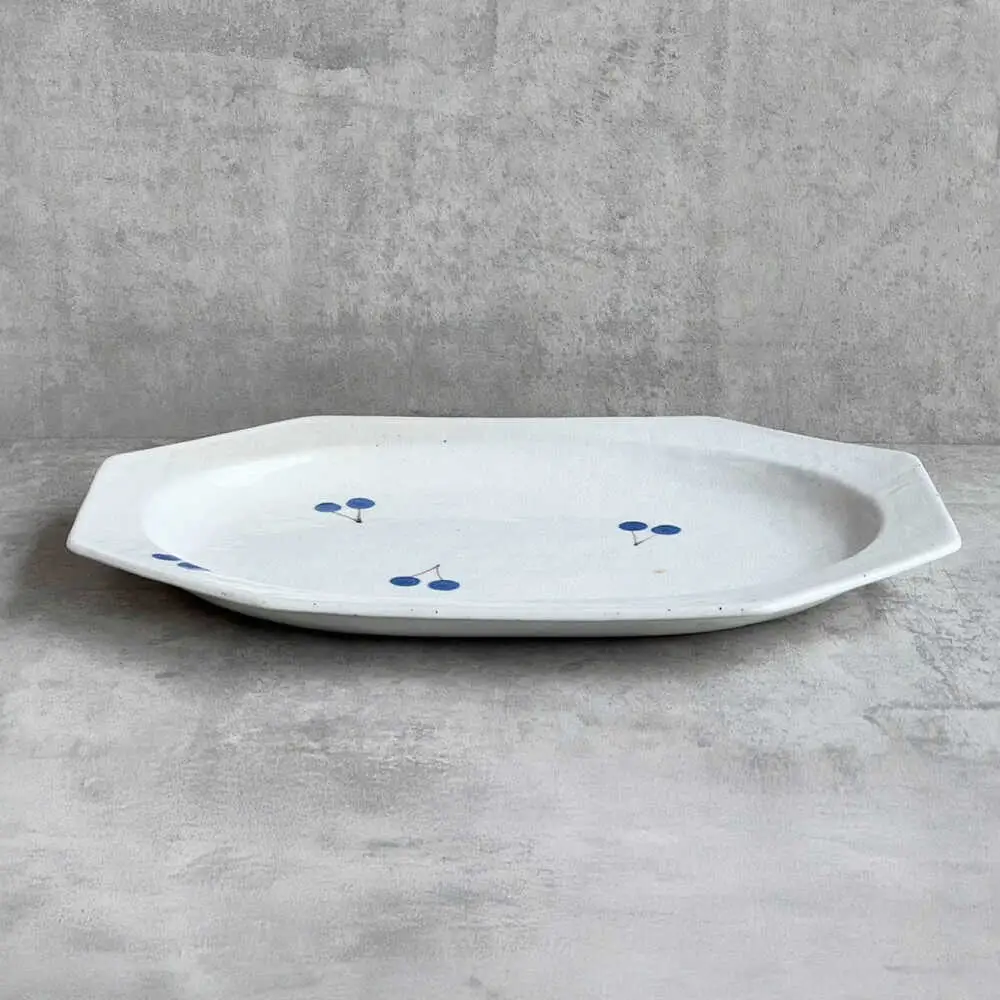 【瀬戸焼】 26.5cm プレート 八角大皿 粉引さくらんぼ 2枚 【カネ三商店】 / 食器 皿 プレート ギフト / 瀬戸市[BBDD094]