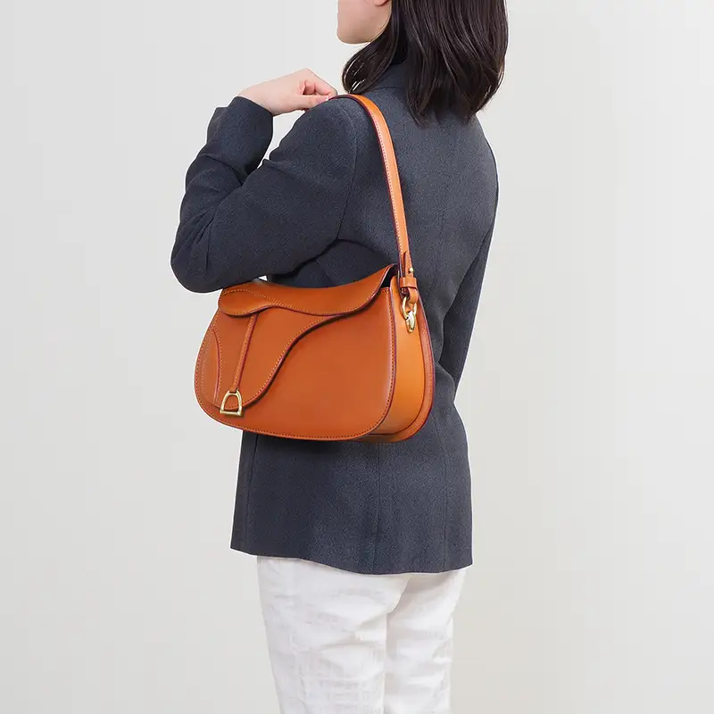サドルショルダー ファッション カバン バッグ いたがき かばん カバン 鞄 ショルダーバッグ  革 革製品 レザー 牛革 ギフト プレゼント シンプル ファッション 北海道 赤平 名入れ有
