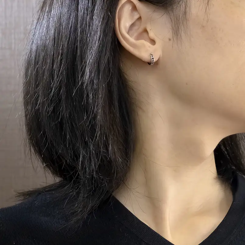 プラチナ フープピアス 片耳 ブラックダイヤモンド フープ ピアス レディース 0.10ct 中折れ式 pt900 リングピアス 250401bd201pu SWAA391