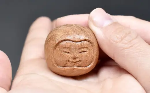 願いを運ぶまんまる達磨守り 1個 インテリア 彫刻 手彫り 一点物 縁起物 木材 木製 達磨 だるま ダルマ 手のひらサイズ 御守り お守り おまもり