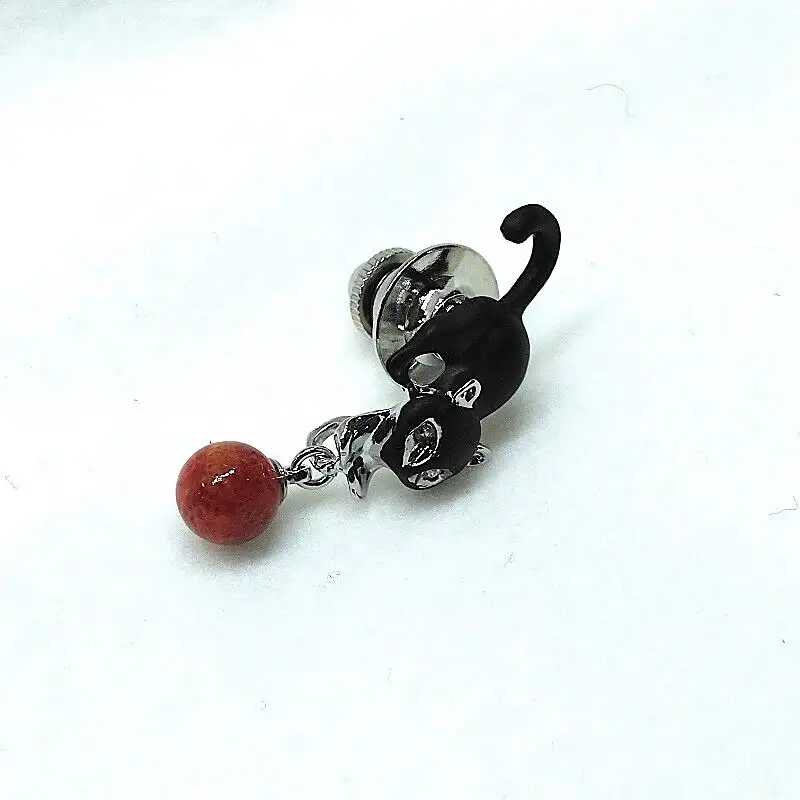 2146 珊瑚ピンブローチ・黒ねこ（アフリカ珊瑚） 還暦祝い 贈り物 かわいい アクセサリー カジュアル 母の日 プレゼント ねこ 黒猫と毬