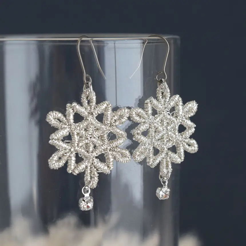刺繍レースピアス【雪の結晶|シルバー|ラインストーン付き】チタンピアス