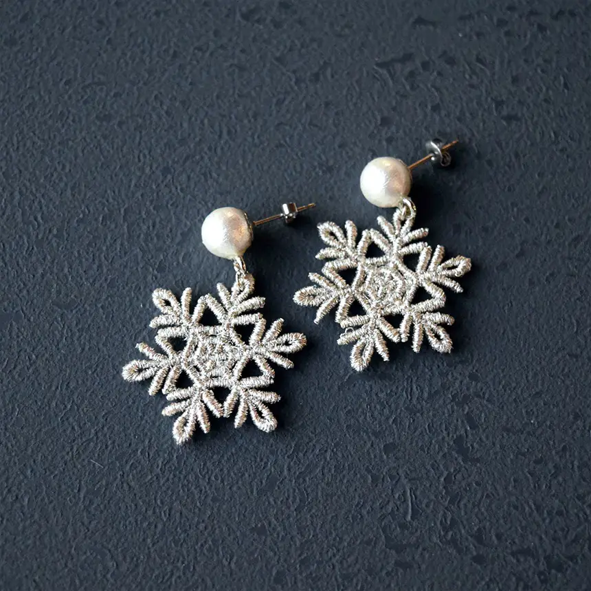 刺繍レースピアス【雪の結晶|シルバー|コットンパール付き】樹脂ノンホールピアス