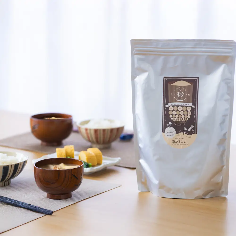 たとえばお味噌汁に入れて！酒粕でカラダがよろこぶ発酵習慣を。粉末だからかけるだけ。酒粕粉末 1kg（1kg×1袋）菜々粉々屋（ななここや） 酒かすここ │ 国産100% 無添加 無香料 保存料不使用 発酵食品 食物繊維 グルタミン酸 ビタミンB 亜鉛 葉酸 アミノ酸 粕汁 味噌汁 スープ 卵焼き だし巻き 甘酒 ヨーグルト からあげ 青汁 お菓子作り 三重県 四日市市 ふるさと納税