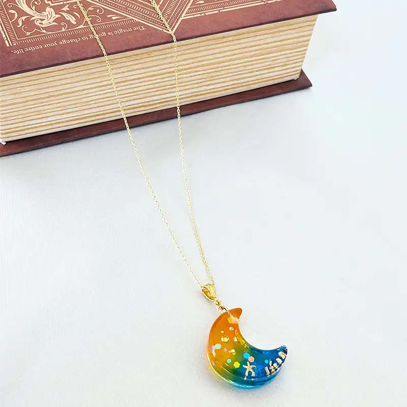レジン製の三日月ネックレス アクセサリー レジン 手作り 一点物 山陽小野田市 F6L-1483