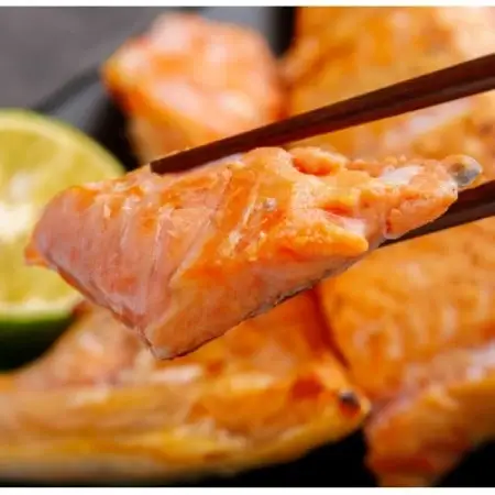 【訳あり】天然紅鮭 ご家庭用切身 1kg(カマ・尾含む)【配送不可地域：離島】【1748658】