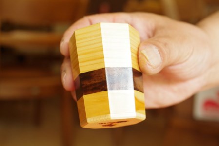 白川郷 酒器 ぐい呑み ぐいのみ 桧 横帯 黒柿象嵌 本漆塗り(内部)  手作り 八角 ギフト [S060]