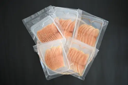 北海道日高産スモークサーモン(チェリーサーモン)(色付き訳あり)70g×5P[25-1630]