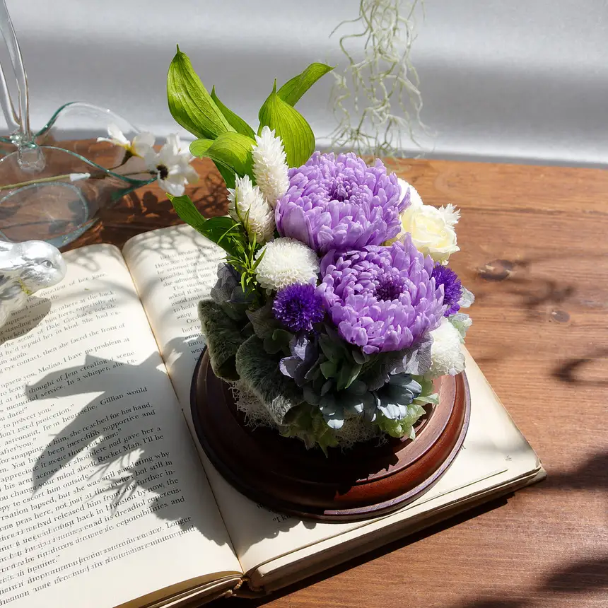 優しい紫と白い花のガラスドームアレンジメント | Flower Shop 花野果