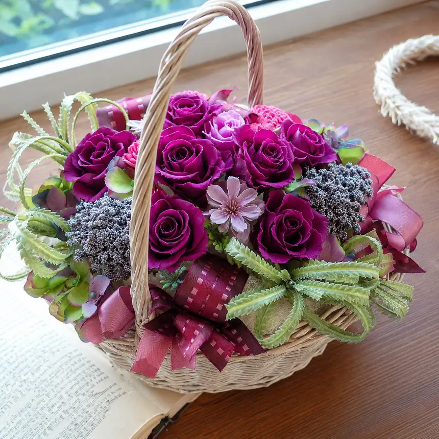 大人のための優雅な贈り物　紫ローズのバスケットアレンジ | Flower Shop 花野果