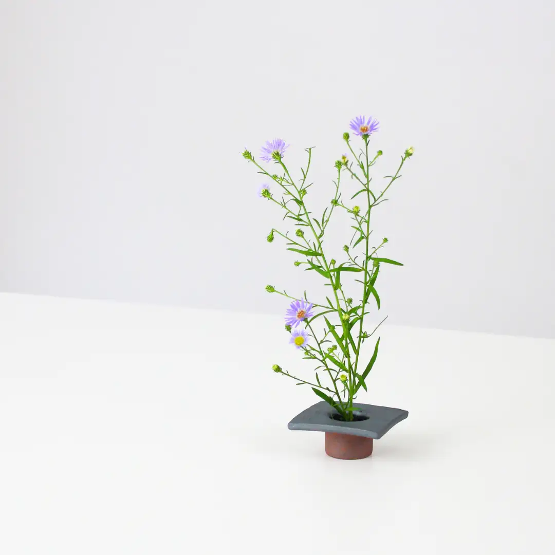 【安田瓦】 MYK KENZAN-aya／kaku 剣山-彩 瓦花器 丸三安田瓦工業 花器 剣山 花瓶 生け花 いけばな 生花 花 アレンジメント 華道 フラワーベース 陶器 インテリア ブランド 伝統 新潟県 阿賀野市 1M23012