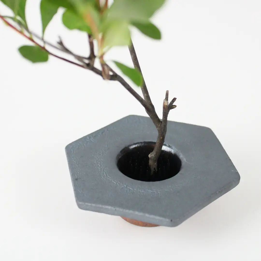 【安田瓦】 MYK KENZAN-aya／takaku 剣山-彩 瓦花器 丸三安田瓦工業 花器 剣山 花瓶 生け花 いけばな 生花 花 アレンジメント 華道 フラワーベース 陶器 インテリア ブランド 伝統 新潟県 阿賀野市 1M24012