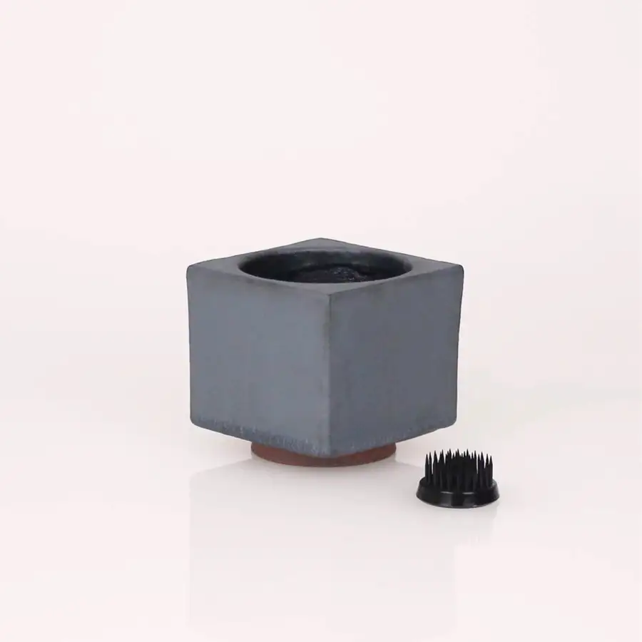 【安田瓦】 MYK KENZAN-rin S／kaku 剣山-凛 瓦花器 丸三安田瓦工業 花器 剣山 花瓶 生け花 いけばな 生花 花 アレンジメント 華道 フラワーベース 陶器 インテリア ブランド 伝統 新潟県 阿賀野市 1M30031