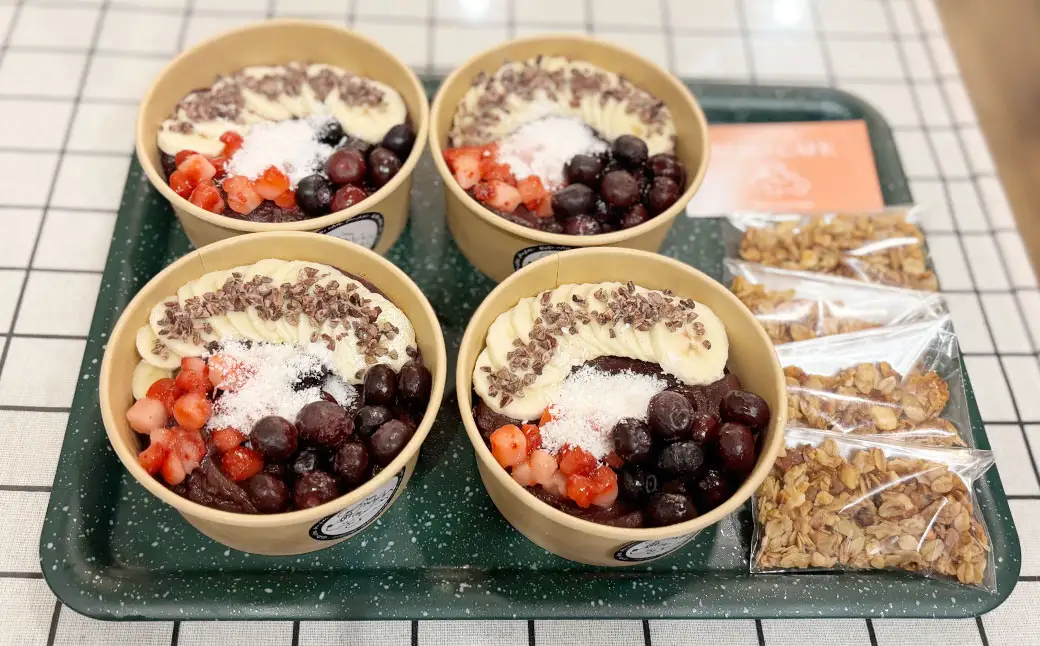 【 KUROCAFEの味をご自宅で！ 】 フルーツ入りオリジナルアサイーボウル （ 自家製グラノーラ付き ） ×4食 スイーツ グラノーラ くだもの 果物 フルーツ アサイーボウル アサイー 冷凍