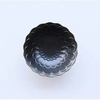 有田焼 漆黒菊小鉢【深海三龍堂】 食器 和食器 中鉢 和食 煮物鉢 取鉢 深鉢 菊紋 菊花 黒い器 うつわ おもてなし おしゃれ 和モダン ay104