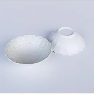有田焼 白銀彩菊小鉢 2個セット【深海三龍堂】 食器 和食器 中鉢 和食 煮物鉢 取鉢 深鉢 菊紋 菊花 うつわ おもてなし 和モダン 陽刻 ay105