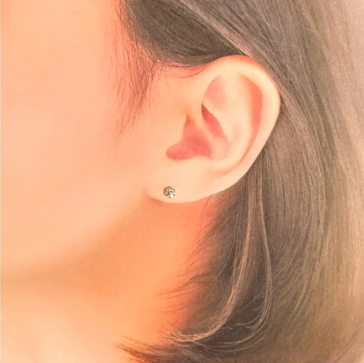 Ｋ１８製Ｔｏｔａｌ０．３０ｃｔ(０．１５ｃｔ／０．１５ｃｔ)ダイヤモンドピアス※鑑別書(カード)付 ALPBK201