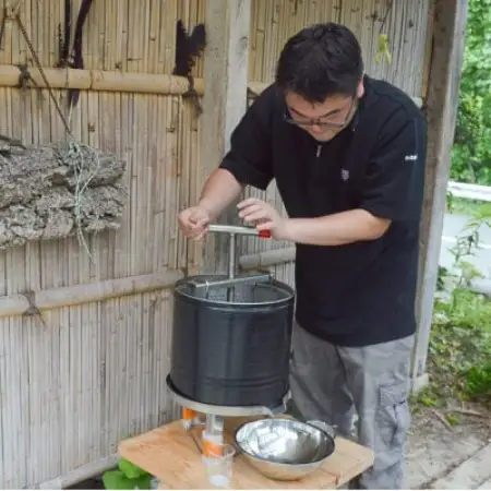 阿部さんの倉から採れた 日本ミツバチ 蜂蜜 【300g】遠野食工房蔵【1773049】