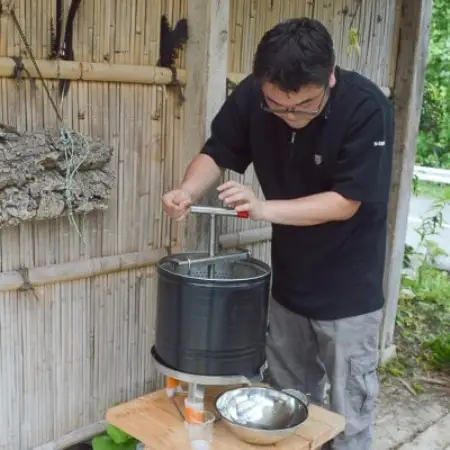 阿部さんの倉から採れた日本ミツバチ 蜂蜜 【300g×2】遠野食工房蔵【1773051】