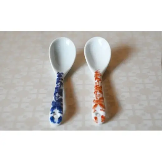 有田焼 磁器製スプーン (小) 2本 セット （唐草紋様 赤 / 青）【徳永陶磁器】 有田焼 スプーン 舌触りなめらか 赤 青 セラミックスプーン cp052