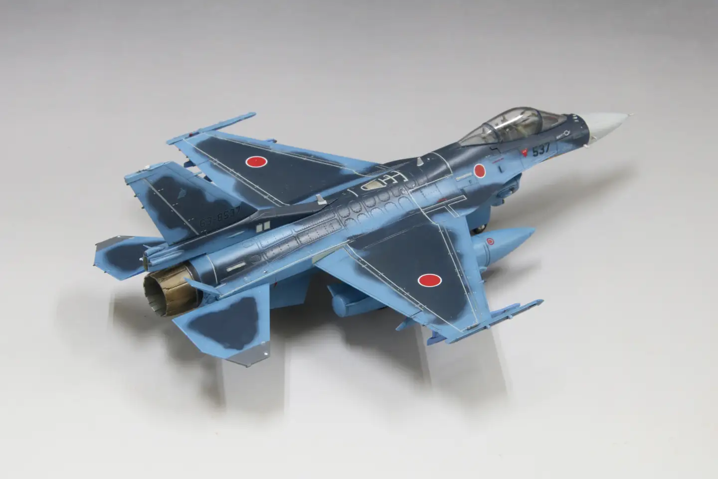 1/72スケール　プラモデル　航空自衛隊 F-2A戦闘機 (w/ パイロット)