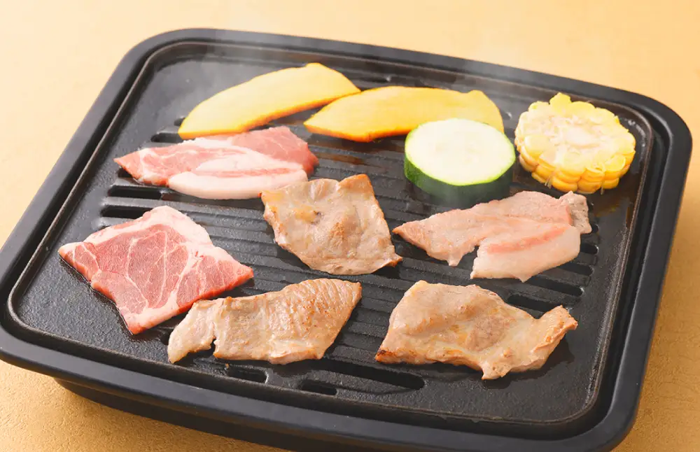 肉屋のプロ厳選！ 厚切り ”特上”ラム 肩ロース たれ付き (350g×3袋) 計1.05kg 北海道 ジンギスカン ラム肉 羊肉 焼肉 BBQ 小分け 冷凍 大容量 送料無料【1～2か月以内に順次発送】[007-0034x6]