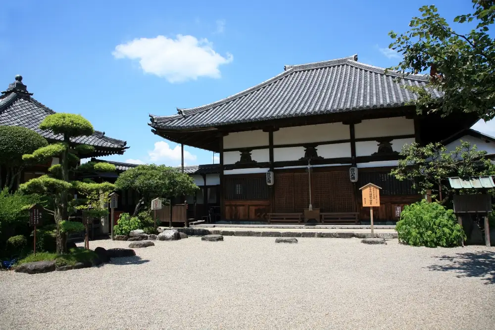  定期観光バスＥコース「大神神社と飛鳥めぐり」（昼食付）