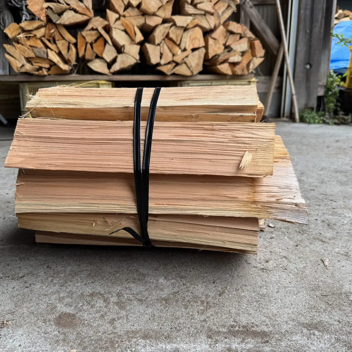 高知県産 乾燥薪 ヒノキ薪（樹皮なし）約9kg 長さ30～35cm｜煙が少なく着火しやすい 針葉樹 焚き付け キャンプ 焚き火 アウトドアに 国産薪