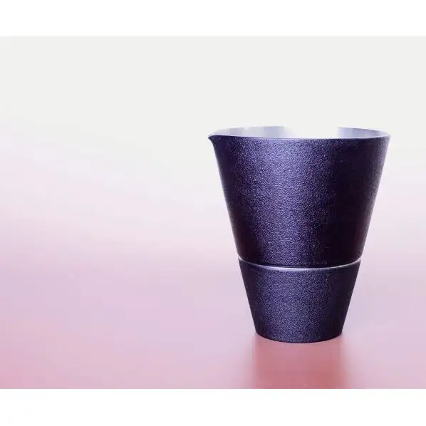 チタン製酒器セット(ぐいのみ+片口)  高桑製作所 一枚絞(ひとひらしぼり) 本漆・黒乾漆塗り【グッドデザイン賞受賞】【職人技・特許製法】 チタン ぐいのみ 東京都 大田区