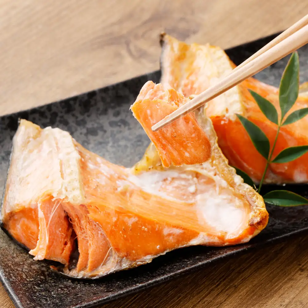 【 7日程度で発送 】 塩紅鮭 カマ 計800g （ 6?9切れ ） 1パック 鮭 魚介類 魚 海鮮 ご飯のお供 おかず おつまみ 晩酌 酒の肴 小分け パック 便利 冷凍