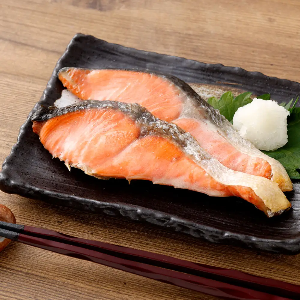 【 7日程度で発送 】 天然紅鮭切身 200g × 8パック （ 計1.6kg / 32切 ） 鮭 魚介類 魚 海鮮 赤身 ご飯のお供 おかず おつまみ 晩酌 酒の肴 お茶漬け 朝食 お弁当 夕食 使い切り パック 冷凍