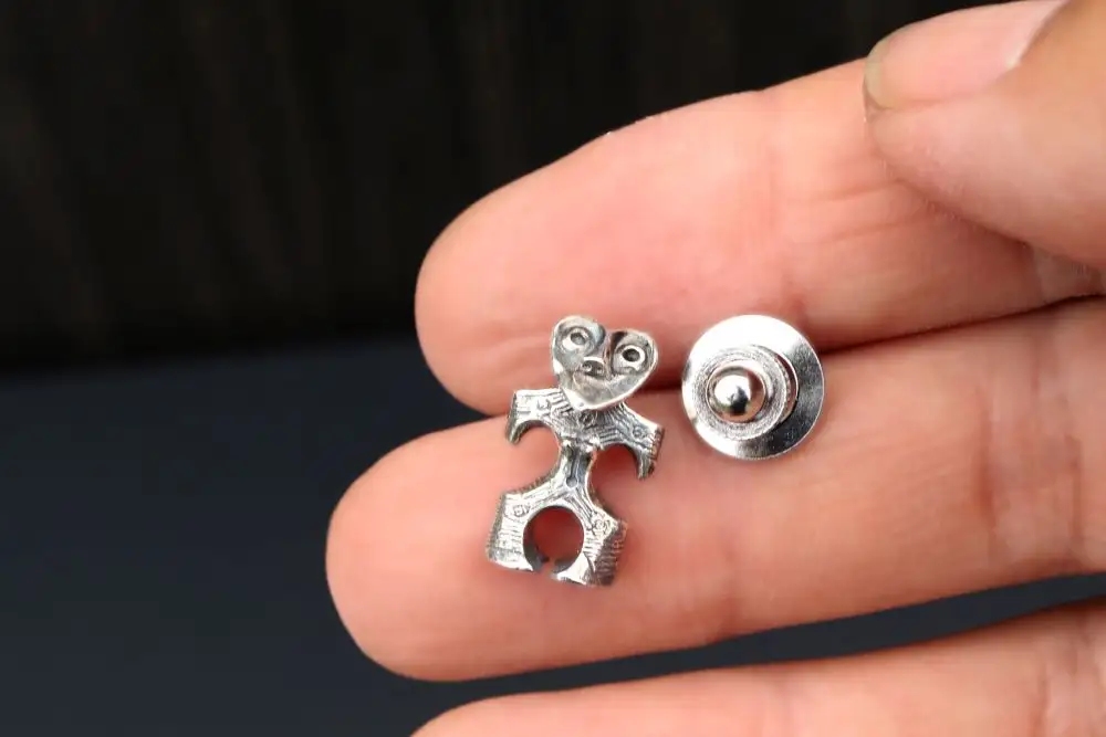 【縄文アクセサリーDo_goods】 SILVER925 豆ハート形土偶のピンズ　700-109  [5839-2360]