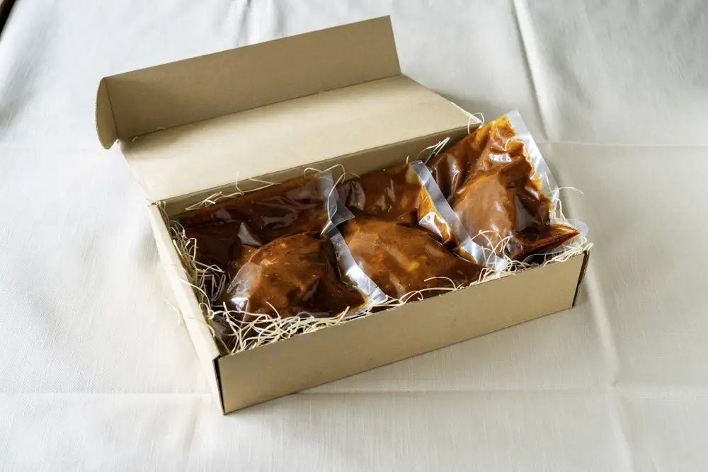 受け継がれる伝統のデミグラス煮込みハンバーグ― 老舗洋食レストランニューポート40年の味 [5839-2380】
