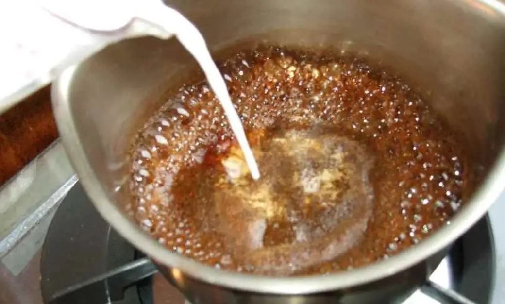 【サンタマリア】手鍋でクツクツ煮出すミルクティー（紅茶）